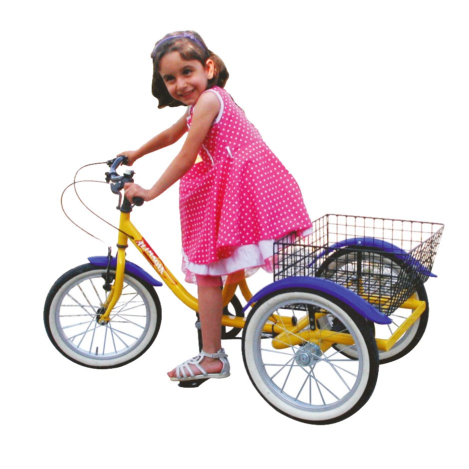 Bambina in sella a un triciclo Alimagia giallo con cestello posteriore