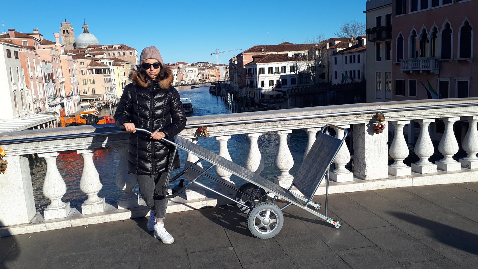 Il Carrello Veneziano su un ponte di Venezia, con il Canal Grande sullo sfondo