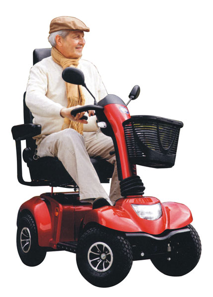 Signore anziano alla guida di uno scooter elettrico rosso a 4 ruote